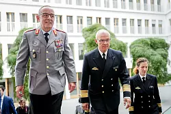 Auch der deutsche Top-General Carsten Breuer (l) war schon von GPS-Jamming betroffen. - © Kay Nietfeld/dpa