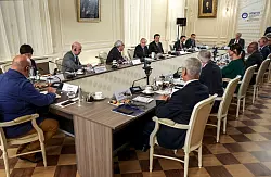 Bei einer Fragerunde mit Journalisten lobte Kremlchef Putin die Chinesisch-Kenntnisse seiner Enkelin. - © Vyacheslav Prokofyev/Pool Sputnik Kremlin/AP/dpa