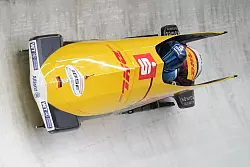 Francesco Friedrich und Alexander Schuller beim ersten Zweierbob-Rennen auf der neuen Olympia-Bahn in Cortina d'Ampezzo. - © Andrew Medichini/AP/dpa