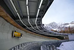 Adam Ammour und Alexander Schaller beim ersten Zweierbob-Rennen auf der Olympia-Bahn in Cortina d'Ampezzo. - © Andrew Medichini/AP/dpa