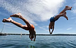 Flachköpper macht aua! Einen Kopfsprung ins Wasser sollte man nur wagen, wenn es erlaubt und das Wasser sicher tief genug ist. - © Tobias Hase/dpa/dpa-tmn