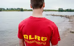 Zahlen der Deutschen Lebens-Rettungs-Gesellschaft (DLRG) zeigen: Mindestens 411 Menschen sind im Jahr 2024 in Deutschland ertrunken. - © Uwe Anspach/dpa/dpa-tmn