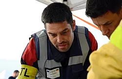 Simon Friz hilft bei der Brandbekäpfung. - © Sven Käuler/dpa