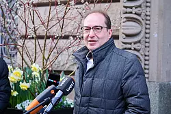 Dobrindt sieht Bewegung beim Thema Finanzen. - © Annette Riedl/dpa