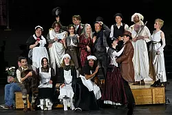 Ein munteres Stück mit viel Musik: die Hersfelder «Sommernachtsträume» nach Motiven von William Shakespeare. (Foto-Produktion) - © Uwe Zucchi/dpa