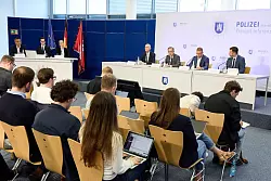 Ein 20-jähriger Deutsch-Iraner wurde in der Wohnung seiner Eltern festgenommen. - © Georg Wendt/dpa