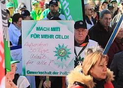 Seit Jahren treten Länderbeschäftigte für mehr Gehalt und bessere Bedingungen ein, wie hier 2013 in Magdeburg. (Archivfoto) - © picture alliance / dpa