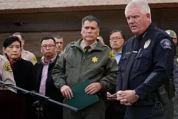 Die Beh&ouml;rden in Monterey Park teilen ihre Erkenntnisse mit der Presse. - &copy; Damian Dovarganes/AP/dpa