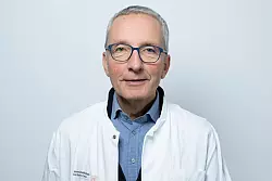 Viele Krankheiten seien nur fast verschwunden und könnten ganz schnell wieder vor der Tür stehen, sagt Reinhard Berner. - © Sebastian Kahnert/dpa