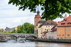 Regensburg z&auml;hlt gemessen an den regionalen Einkommen zu den teuersten Orten f&uuml;r K&auml;ufer. - &copy; Armin Weigel/dpa