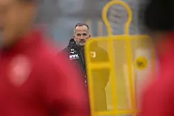 Manuel Baum hat beim FC Augsburg alles im Blick. (Archivbild) - &copy; Peter Kneffel/dpa