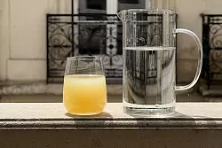 Auch zu Hause in Deutschland kann der Pastis Ricard Frankreichgefühle hervorlocken. - © Rachel Sommer/dpa/dpa-tmn