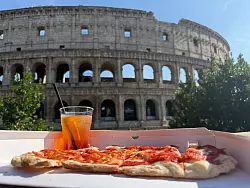 Ein Aperitif und eine Pizza - da bräuchte es auch nicht das echte Kolosseum im Hintergrund, um ein Gefühl von Dolce Vita auszulösen. - © Sabina Crisan/dpa/dpa-tmn