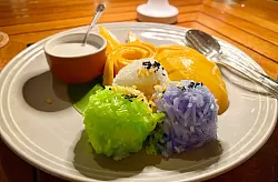 Mango Sticky Rice ist ein typisches Thai-Dessert. - © Carola Frentzen/dpa/dpa-tmn