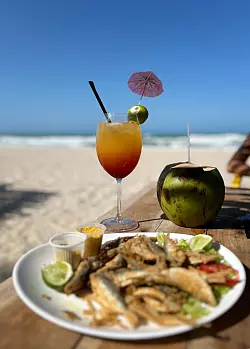 Cocktail und Snacks mit gegrilltem Fisch an einem Strand in Brasilien: Dieser Vibe lässt sich auch auf die heimische Terrasse zaubern. - © Philipp Znidar/dpa/dpa-tmn