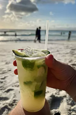 Brasilianischer wird es nicht. Der Caipirinha steht für südamerikanisches Strandfeeling. - © Philipp Znidar/dpa/dpa-tmn