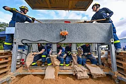 Sands&auml;cke-F&uuml;llen im Akkord. - &copy; Patrick Pleul/dpa