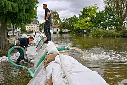 Die Feuerwehr k&auml;mpft in Eisenh&uuml;ttenstadt gegen Wassermassen. Denn im Stadtteil F&uuml;rstenberg sind einige Stra&szlig;en stark &uuml;berflutet. - &copy; Patrick Pleul/dpa