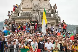 Menschen warten vor dem Pr&auml;sidentenpalast auf die Ankunft des Papstes. Zehntausende Gl&auml;ubige jubelten dem Pontifex zu und begr&uuml;&szlig;ten ihn mit Fahnen und Postern. - &copy; Gregorio Borgia/AP/dpa