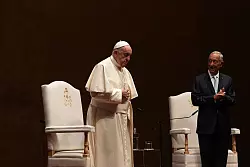Papst Franziskus (mit Pr&auml;sident Marcelo Rebelo de Sousa, r) h&auml;lt sich f&uuml;r eine f&uuml;nft&auml;gige Pilgerreise in Portugal auf. - &copy; Ana Brigida/AP/dpa