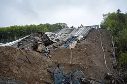 Nach der Sprengung im Mai 2023 lag die alte Fahrbahn auf dem Boden - 17.000 Tonnen Schutt mussten beiseite ger&auml;umt werden. (Archivbild) - &copy; Markus Kl&uuml;mper/dpa