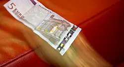 Kennen Sie die F&uuml;nf-Euro-Challenge? Bei dieser Sparmethode wandert einfach jeder F&uuml;nf-Euro-Schein, der Ihnen in den Geldbeutel fliegt, in ein Sparschwein. - &copy; Nicolas Armer/dpa/dpa-tmn