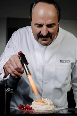 Spitzenkoch Johann Lafer greift h&auml;ufig zum Bunsenbrenner. Der ist f&uuml;r ihn mittlerweile Standard in einer K&uuml;che. - &copy; Jennifer Lafer/dpa-tmn