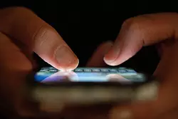 Sparen statt Scrollen: Bei dieser Sparmethode gibt das eigene Smartphone-Nutzungsverhalten vor, wie viel Geld Woche f&uuml;r Woche im Sparschwein landen soll. - &copy; Sebastian Kahnert/dpa/dpa-tmn