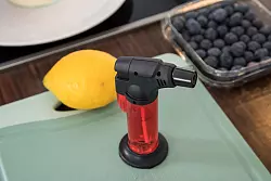 Die Anschaffung eines Bunsen- und Flambierbrenners lohnt sich laut einem Verbrauchersch&uuml;tzer nur, wenn er auch wirklich &ouml;fter zum Einsatz kommt. - &copy; Christin Klose/dpa-tmn