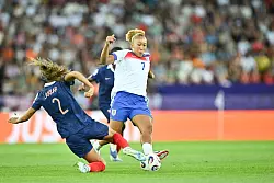 Oft eng bewacht: Englands Starspielerin Lauren James (r). - © Sebastian Gollnow/dpa