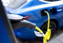 Die Zahl der Elektroautos in Deutschland ist zuletzt deutlich gestiegen. (Symbolbild) - © Sven Hoppe/dpa