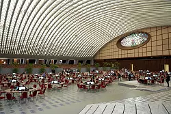 Der Arbeitsbereich f&uuml;r die Weltsynode im Vatikan. - &copy; Gregorio Borgia/AP/dpa