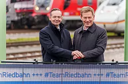 Ein Herz und eine Seele: Bahnchef Lutz und der frühere Verkehrsminister Volker Wissing feiern die Eröffnung der Riedbahn nach fast halbjähriger Komplettsperrung. (Archivbild) - © Andreas Arnold/dpa