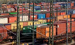 Fast noch mehr als für die Fahrgäste sind die Streckensperrungen eine Belastung für den Güterverkehr, der weite Umwege fahren muss. (Archivbild) - © Axel Heimken/dpa