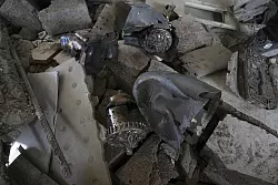 Schäden in Krankenhaus im Gazastreifen. - © Jehad Alshrafi/AP/dpa