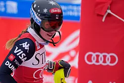 Mikaela Shiffrin feierte im dritten Slalom der Saison den dritten Sieg. - © John Locher/AP/dpa