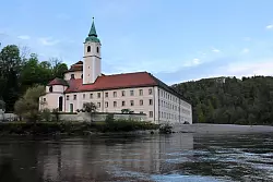 In der Donauschleife gelegen: Kloster Weltenburg. - © Karin Willen/dpa-tmn