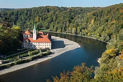 Kloster Weltenburg: Hier kann man im Biergarten Frischgezapftes nach tausend Jahre altem Traditionsrezept genießen. - © Armin Weigel/dpa/dpa-tmn