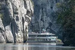 Die vielen Dampfer belegen es: Der Donaudurchbruch nahe Weltenburg ist ein Touristenmagnet. - © Armin Weigel/dpa/dpa-tmn