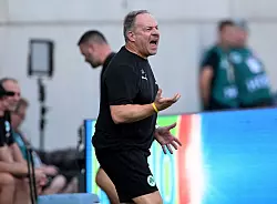 Engagiert am Spielfeldrand: F&uuml;rths Trainer Alexander Zorniger. - &copy; Jens Niering/dpa