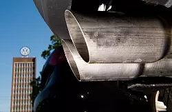 Bei Abgasen und Volkswagen f&auml;llt vielen das Wort &laquo;Skandal&raquo; als Erg&auml;nzung ein - die Heimat des Konzerns liegt beim Anteil sauberer Autos allerdings auf dem ersten Platz. - &copy; Julian Stratenschulte/dpa