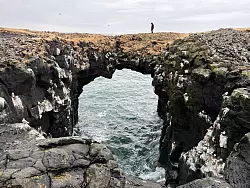 Die Steinbrücke bei Arnarstapi auf der isländischen Halbinsel Snaefellsnes ist auch ein beliebtes Fotomotiv. - © Steffen Trumpf/dpa