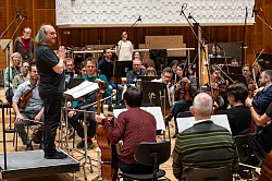 Das SWR Symphonieorchester hat den Soundtrack zu «Der römische Traum» des Podcasts Ende März 2025 live vor Publikum in Stuttgart eingespielt. - © Patricia Neligan/SWR/dpa-tmn