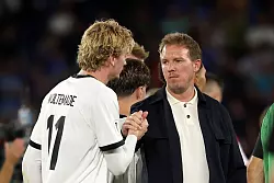 Gemeinsam zur WM 2026? Nick Woltemade (l.) und Bundestrainer Julian Nagelsmann. (Archivbild) - © Christian Charisius/dpa