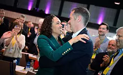 Gl&uuml;ckwunsch an die neue Generalsekret&auml;rin vom ebenfalls neuen Parteivorsitzenden Christian D&uuml;rr. - &copy; Bernd von Jutrczenka/dpa