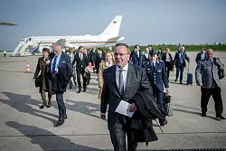 Boris Pistorius kommt auf dem Pariser Milit&auml;rflughafen an. - &copy; Kay Nietfeld/dpa