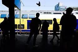 Fahrg&auml;ste stehen am Hauptbahnhof Hannover. - &copy; Julian Stratenschulte/dpa