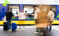 Fahrg&auml;ste stehen am Hauptbahnhof Hannover. - &copy; Julian Stratenschulte/dpa