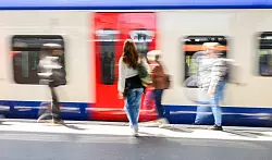 Fahrg&auml;ste stehen am Hauptbahnhof Hannover vor einer einfahrenden S-Bahn. - &copy; Julian Stratenschulte/dpa