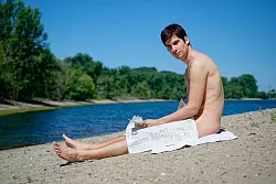 Der Mannheimer Stadtrat Julien Ferrat hat im Amtsblatt zu einem FKK-Swinger-Urlaub in Frankreich eingeladen - Abfahrt ist am Samstag. (Archivbild) - &copy; Uwe Anspach/dpa